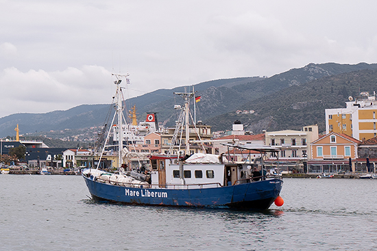 سفينة الإنقاذ التابعة لمنظمة ماري ليبروم غير الحكومية في ميناء ميتيليني في جزيرة ليسبوس