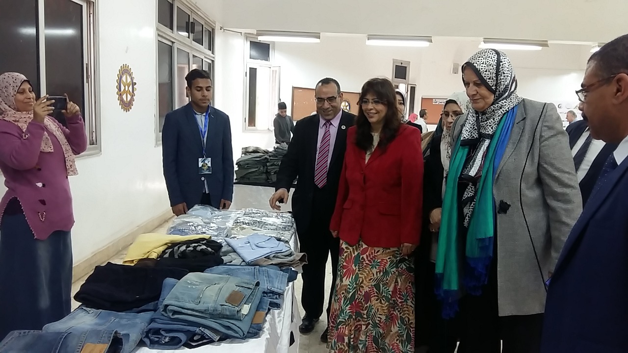 افتتاح معرض ملابس خيرى بكلية الطب البيطرى بجامعة بنها (5)