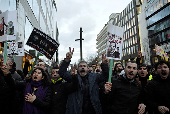 المتظاهرون يتظاهرون ضد زيارة الرئيس التركي قرب ميدان شومان في بروكسل