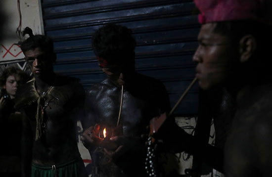 شباب من سكان البرازيل الأصليون يدخنون