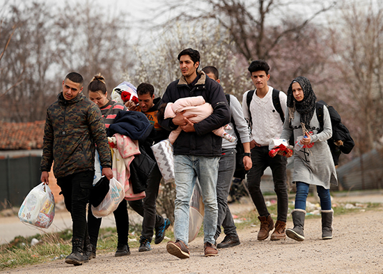 مهاجرون يسيرون باتجاه معبر بازاركولي الحدودي التركي مع كاستانيز اليونانية