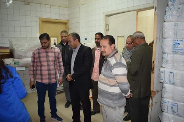 رئيس مدينة أبو قرقاص بالمنيا يتفقد المستشفى العام وغرف العزل بها (2)