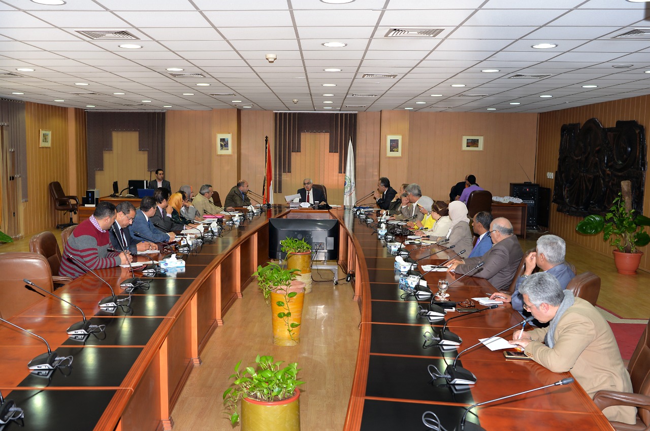 اجتماع رئيس جامعة المنصورة (3)