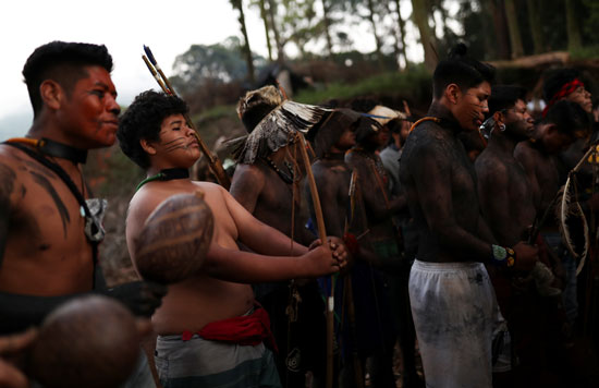 عدد من شباب السكان الأصليين بالبرازيل