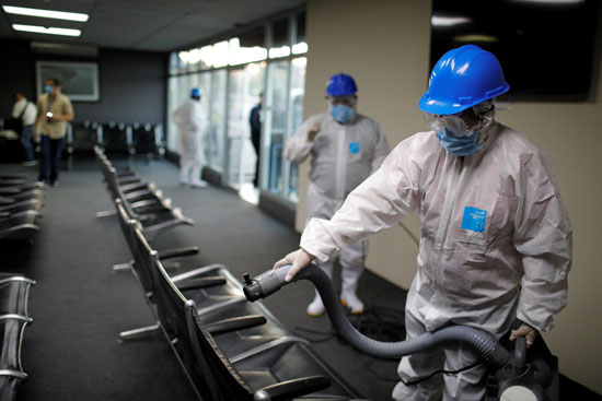 يرش-العاملون-الرذاذ-في-مطار-إيلوبانجو-الدولي-كإجراء-وقائي-ضد-مرض-الفيروس
