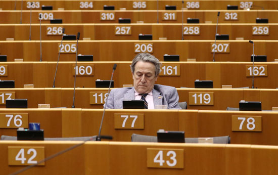 أحد الاعضاء يحضر وحيدا خلال اجتماعات البرلمان الأوروبى