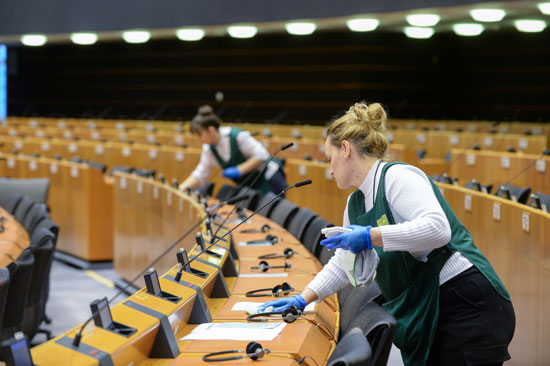 نساء-ينظفن-نصف-دائرية--قبل-الجلسة-العامة-للبرلمان-الأوروبي-في-بروكسل