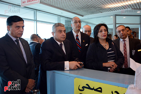 نائبا الطيران والسياحة يتفقدان مطار القاهرة (2)