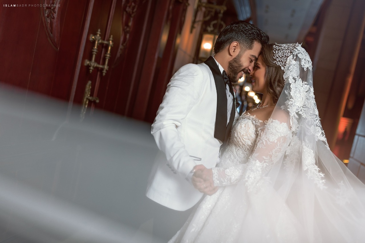احمد كامل وزوجته فى صور الزفاف