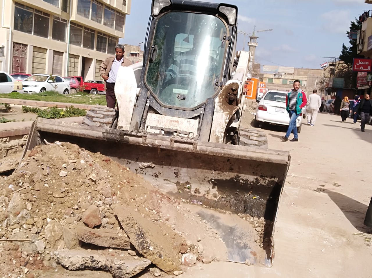 أعمال نظافة ورفع الإشغالات أمام مديرية التعليم بكفر الشيخ (11)