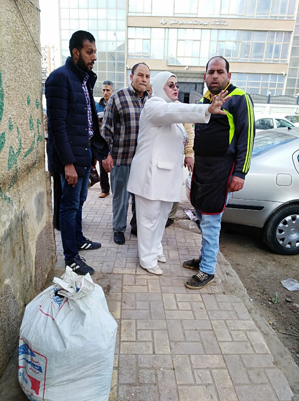 أعمال نظافة ورفع الإشغالات أمام مديرية التعليم بكفر الشيخ (4)