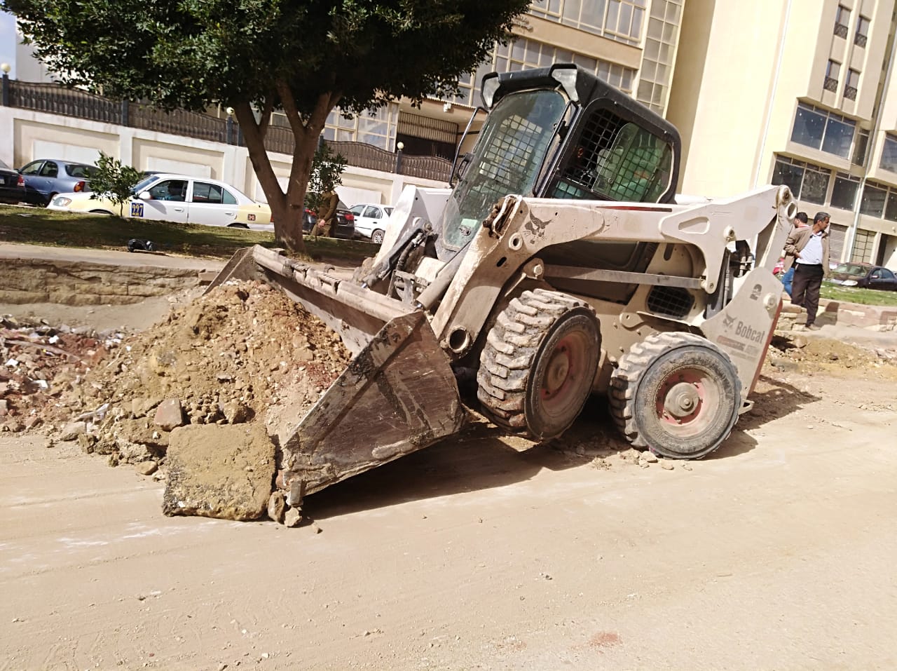 أعمال نظافة ورفع الإشغالات أمام مديرية التعليم بكفر الشيخ (6)