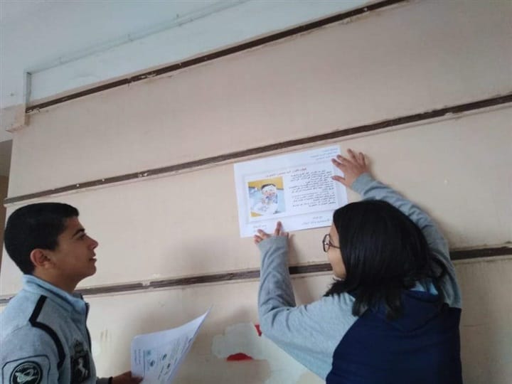 طلاب القاهرة يعلقون ملصقات للتوعية بكورونا (3)