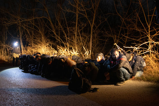 اليونان تحتجز عشرات المهاجرين