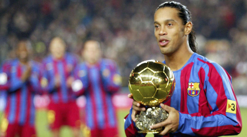 رونالدينيو مع الكرة الذهبية 2005