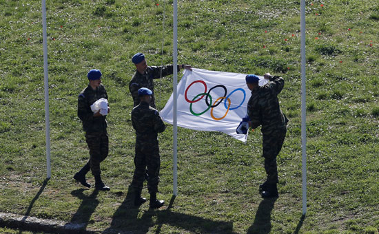 الجنود يحملون شعار الاولمبياد