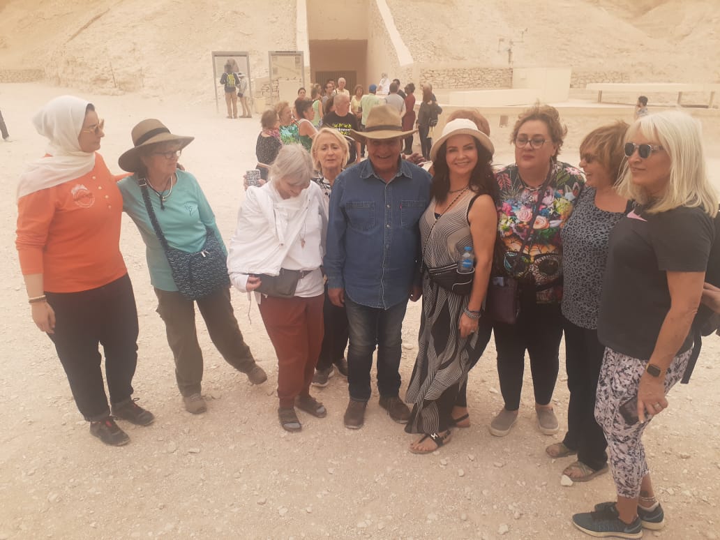 زاهى حواس  مع السائحين (2)