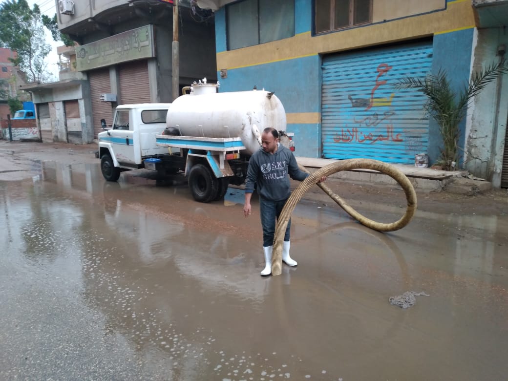 أمطار غزيرة فى المنوفية والمحافظ يدفع بسيارات لشفط المياه (2)
