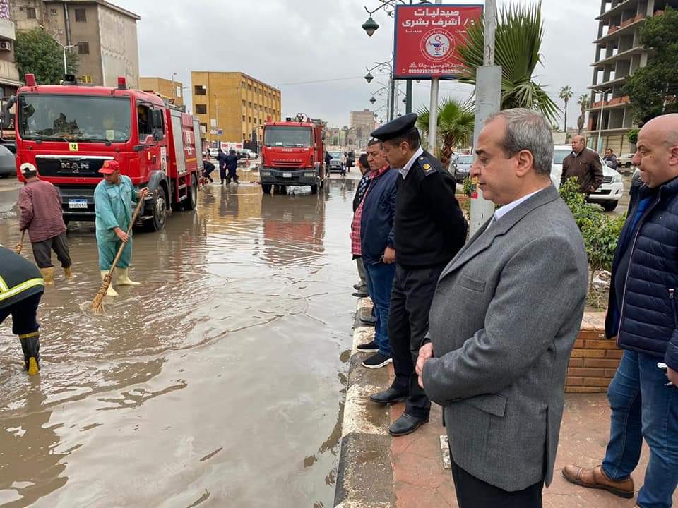 مدير امن الغربية يتابع عمليات شفط مياه الأمطار بشوارع الغربية (2)