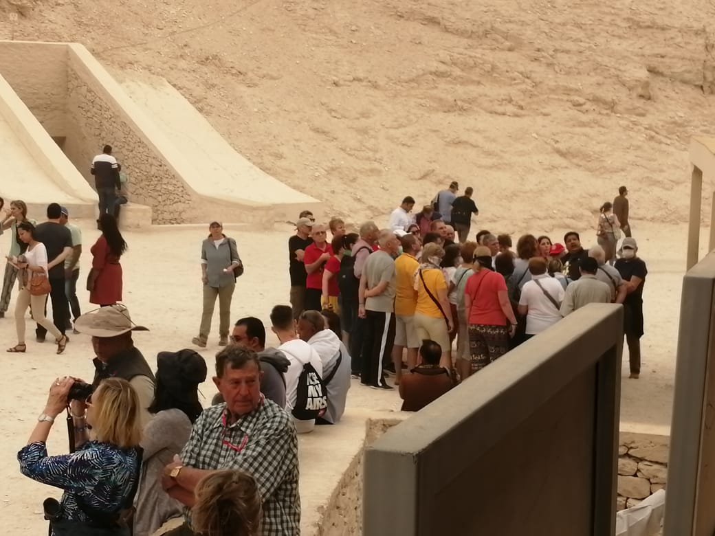 زاهى حواس  مع السائحين (3)