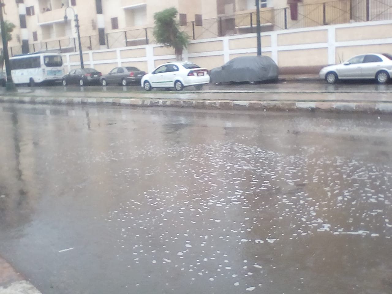 تجمعات مياه أسفل المطبات الصناعية بسبب الأمطار الغزيرة فى المنيا (3)