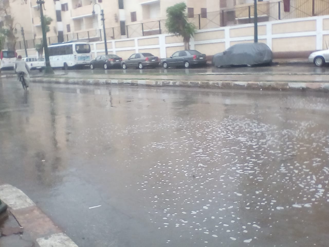 تجمعات مياه أسفل المطبات الصناعية بسبب الأمطار الغزيرة فى المنيا (2)