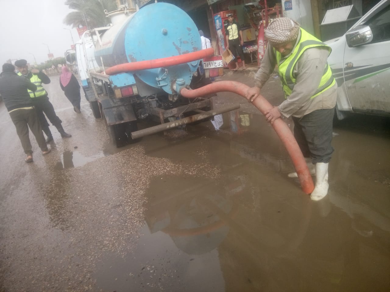 شركه القليوبيه توجه كافه السيارات الشوارع لشفط مياه االامطار