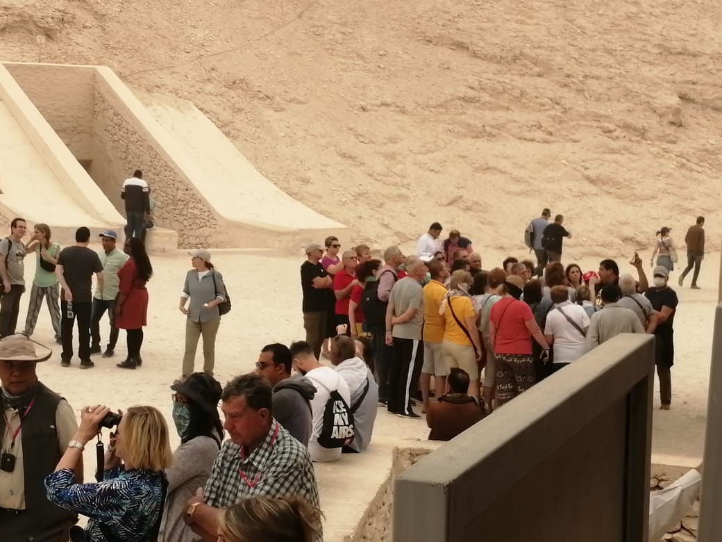 زاهى حواس  مع السائحين (5)