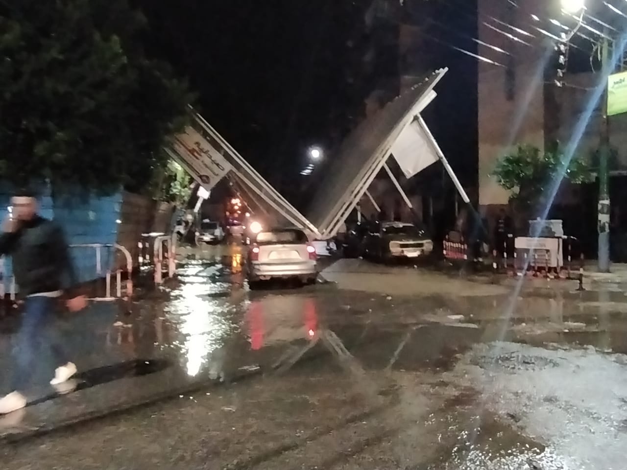 سقوط مظلة وتندة مسجد ابراهيم مرسي ببنها (7)