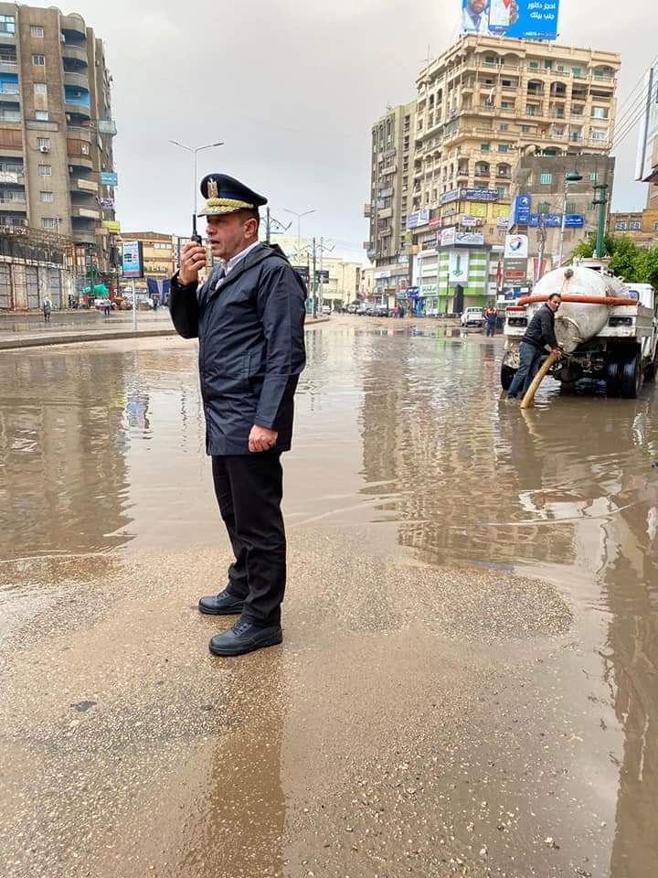 مدير امن الغربية يتابع عمليات شفط مياه الأمطار بشوارع الغربية (3)