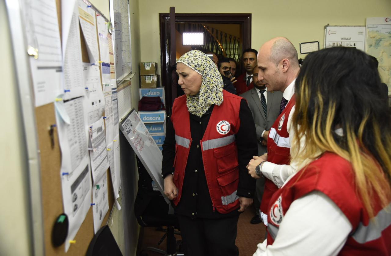 وزيرة التضامن خلال زيارتها غرفة عمليات الهلال الاحمر المصرى  (5)