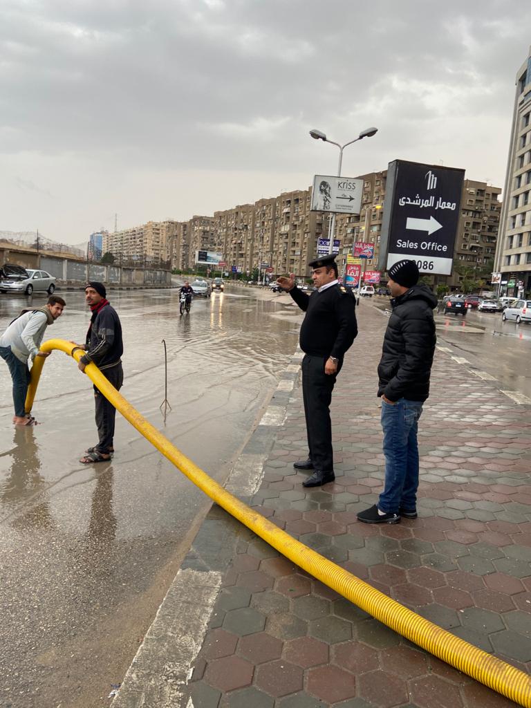 أمن القاهرة تتعامل مع هطول الأمطار  (13)