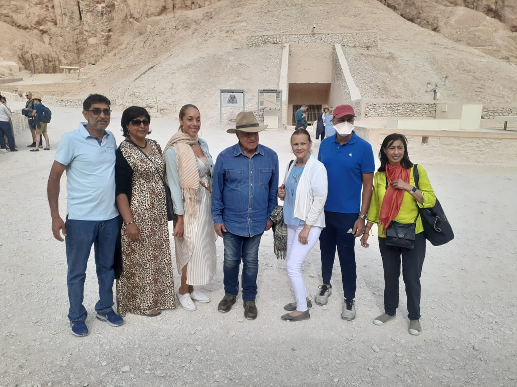 زاهى حواس  مع السائحين (4)