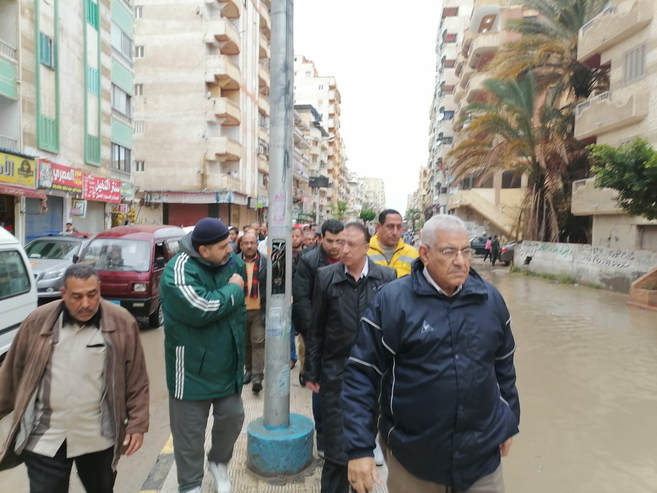 محافظ الإسكندرية يتفقد رفع تجمعات مياه الأمطار بالكيلو 21 والعجمى (5)