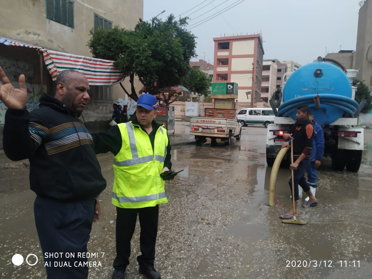 رفع تجمعات مياه الأمطار بالشوارع والميادين في الفيوم (4)