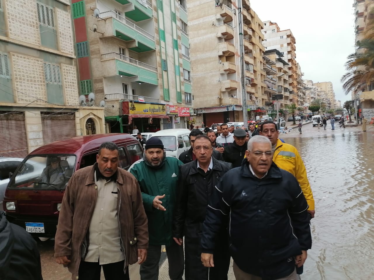 محافظ الإسكندرية يتفقد رفع تجمعات مياه الأمطار بالكيلو 21 والعجمى (1)