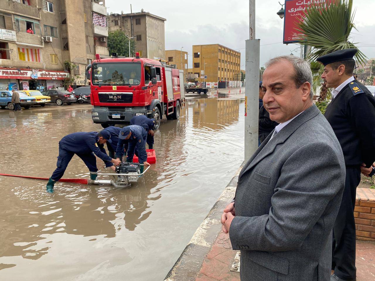 مدير امن الغربية يتابع عمليات شفط مياه الأمطار بشوارع الغربية (7)