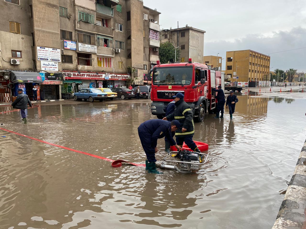 مدير امن الغربية يتابع عمليات شفط مياه الأمطار بشوارع الغربية (31)
