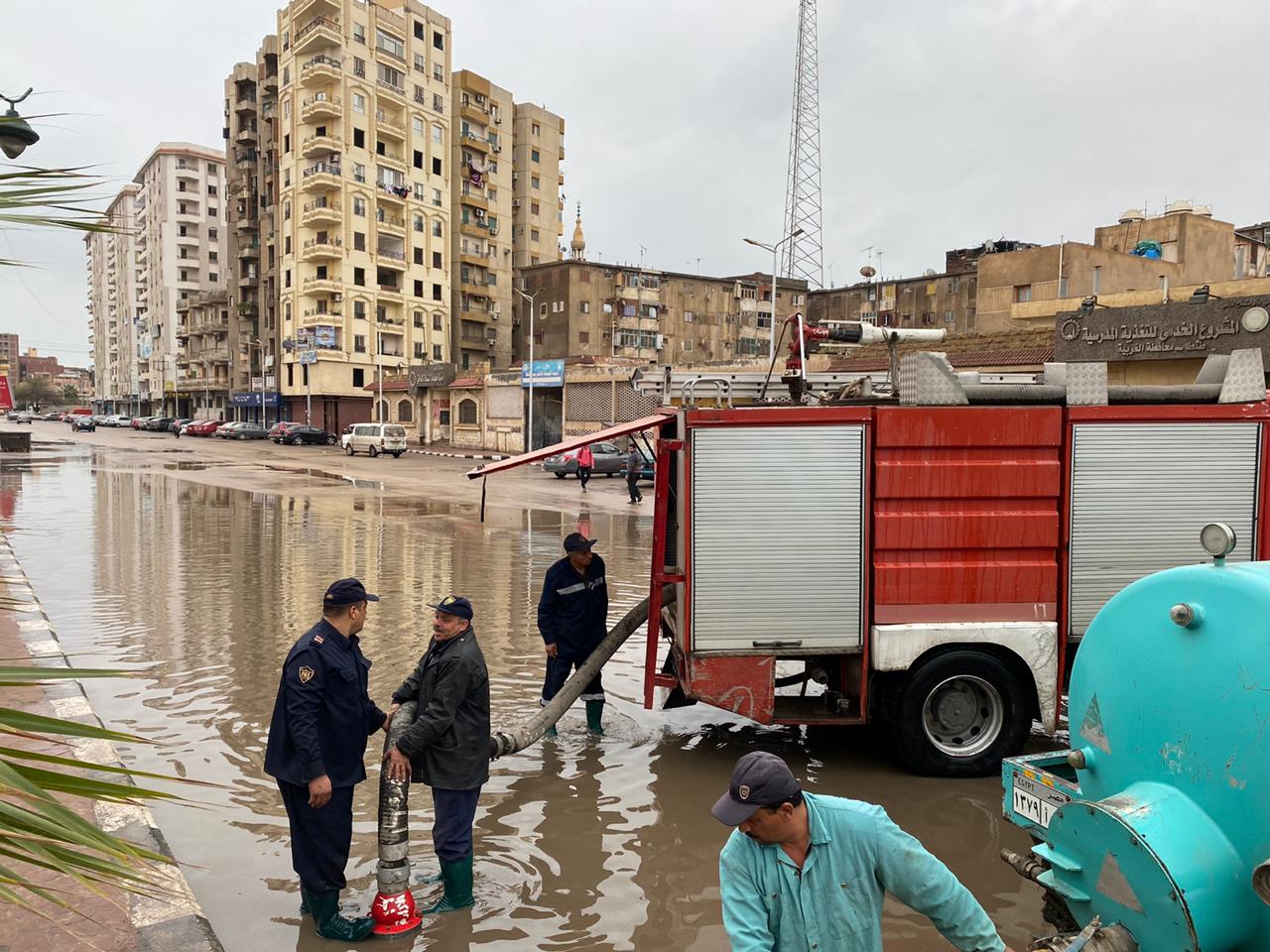 مدير امن الغربية يتابع عمليات شفط مياه الأمطار بشوارع الغربية (23)