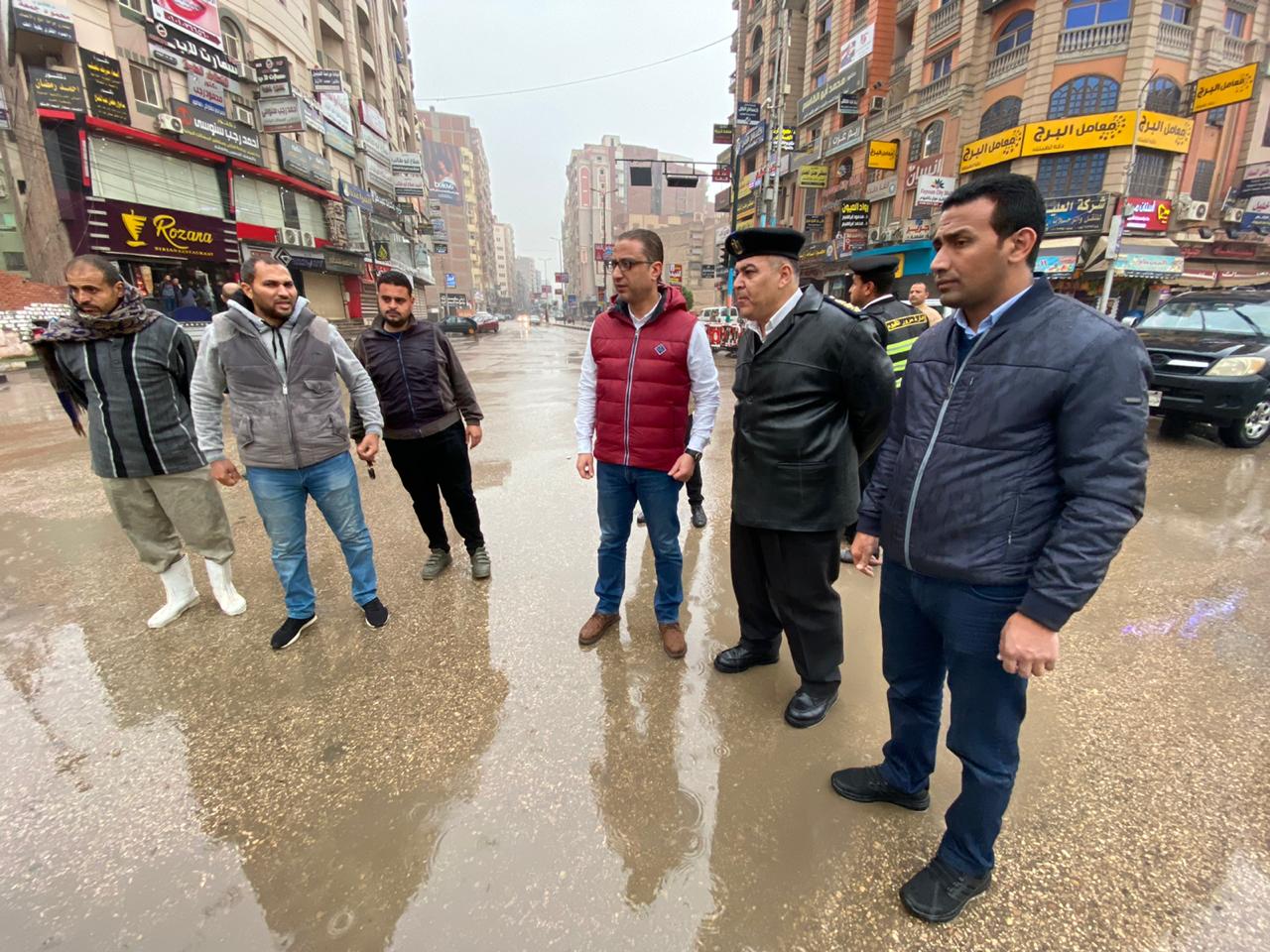 رفع تجمعات مياه الأمطار بالشوارع والميادين في الفيوم (6)