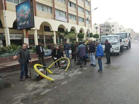 الأمطار تغرق شوارع مدينتي بورسعيد وبورفؤاد والمحافظة تدفع بسيارات الكسح (1)