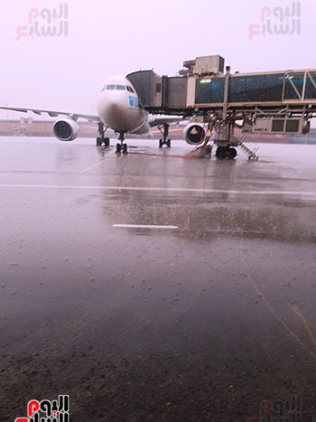 مطار القاهرة يواجه موجة الطقس السيئ (12)