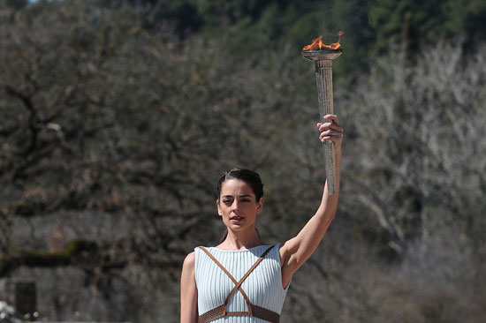 فتاة تحمل الشعلة الأولمبية
