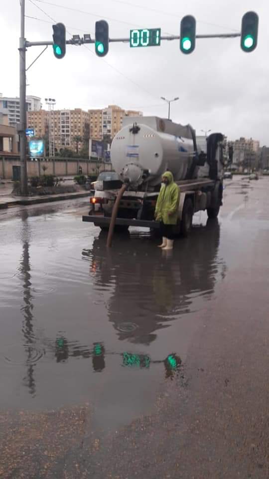  احياء الاسكندرية تكثف اعمال نزح مياه الامطار (3)