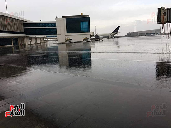 مطار القاهرة يواجه موجة الطقس السيئ (1)