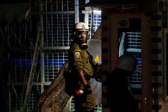 الشرطة اليونانية تتعقب المهاجرين