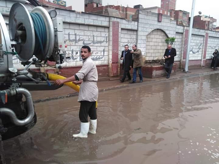 أعمال شفط مياه الأمطار من شوارع محافظة الغربية (10)