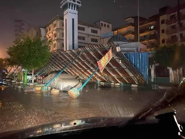 سقوط مظلة وتندة مسجد ابراهيم مرسي ببنها (6)