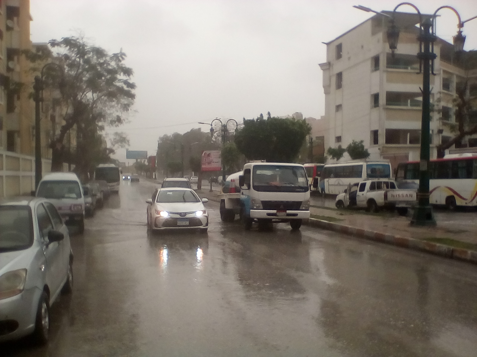 سيارات كسح المياه ترفع مياه الأمطار الغزيرة في المنيا (1)
