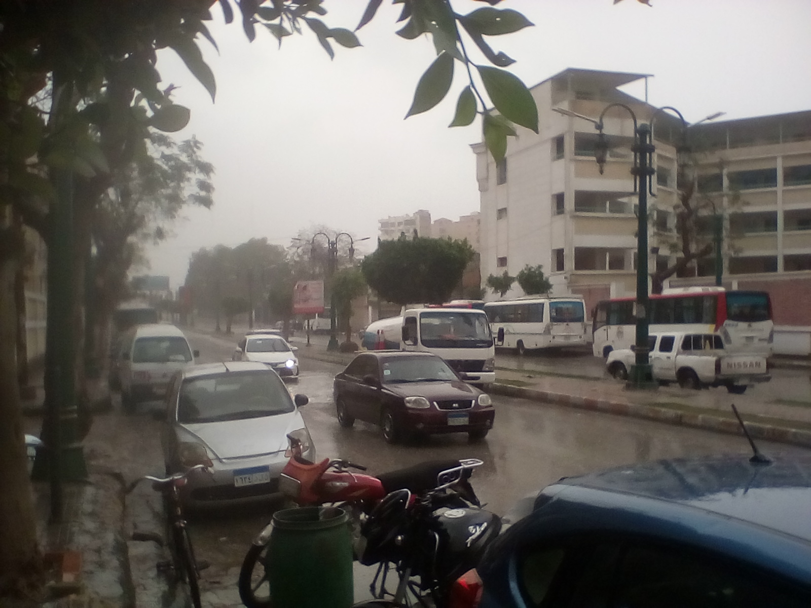 سيارات كسح المياه ترفع مياه الأمطار الغزيرة في المنيا (2)